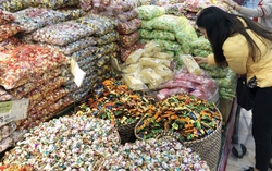 Sắm Tết an toàn: Cảnh giác trước những sản phẩm bánh kẹo giá rẻ, không rõ nguồn gốc 