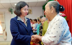 Chủ tịch Hội LHPN Việt Nam Nguyễn Thị Tuyến tặng quà "Tết yêu thương" ở biên giới Long An