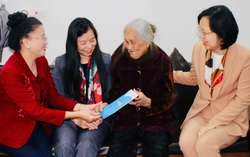 Phó Chủ tịch Hội LHPN Việt Nam Nguyễn Thị Thu Hiền tặng quà "Tết yêu thương" tại Phú Thọ