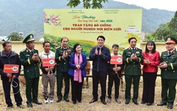 Chủ tịch nước tặng quà cho hộ nghèo trong chương trình "Xuân Biên phòng ấm lòng dân bản" 2025