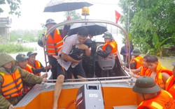 Phú Thọ: Vượt mưa lũ đưa bé 14 tháng tuổi sốt cao đến Trung tâm Y tế