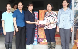 Hội LHPN tỉnh Lào Cai thăm hỏi, động viên người dân bị ảnh hưởng mưa lũ