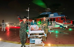 Trực thăng bay xuyên đêm đưa 3 bệnh nhân từ Trường Sa về đất liền điều trị