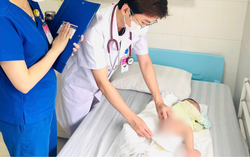 Bé gái mắc dị tật hiếm gặp không có hậu môn từ khi chào đời