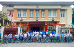 Trao quà "Tiếp sức học sinh vượt khó - Vui bước đến trường"