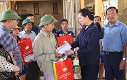Phó Chủ tịch UBTƯ MTTQ Việt Nam Hà Thị Nga thăm hỏi và trao hỗ trợ Nhân dân tỉnh Thái Nguyên