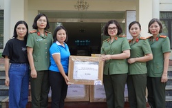 Phụ nữ Bộ Công an hỗ trợ người dân tỉnh Thái Nguyên khắc phục hậu quả mưa lũ 