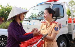 Phụ nữ Công an Hà Nội chia sẻ cùng người dân vùng lũ