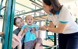 Hội LHPN Hà Nội thăm hỏi, động viên người dân 2 xã bị ảnh hưởng nặng nề bởi bão lũ