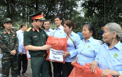 Tổng cục Hậu cần - Kỹ thuật tặng 2 nghìn bộ quần áo mới cho người dân vùng lũ Thái Nguyên