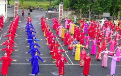 Hơn 200 hội viên phụ nữ xã Tân Sơn đồng diễn áo dài, dân vũ chào mừng Ngày 20/10