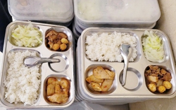 Trường Tiểu học Cự Khê tiếp tục tổ chức ăn bán trú dù đơn vị cung cấp "thịt ôi thiu, trứng bốc mùi"