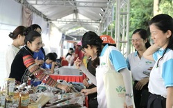 Chị em hào hứng mua sắm tại Ngày hội "Phụ nữ nói không với thực phẩm không an toàn"