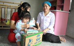 "Mẹ đỡ đầu" khoác áo blouse trắng gieo mầm yêu thương, hạnh phúc giữa đời thường