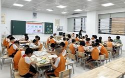 Phụ huynh bức xúc vì phải "gánh" nhiều khoản thu đầu năm, trường khẳng định "làm đúng quy định"