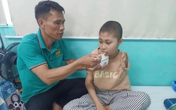 Cha nghèo xin níu sự sống cho con gái 14 tuổi chỉ còn 1 tay