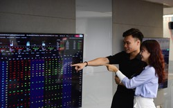 VN-Index hồi phục gần 50 điểm: Sức bật mạnh từ vùng đáy kỹ thuật