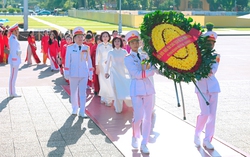 Hơn 300 nữ doanh nhân, trí thức báo công dâng Bác