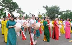 450 cán bộ, hội viên phụ nữ Hải quân đồng diễn áo dài "Sắc màu của biển"