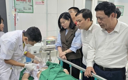 Dũng cảm cứu bệnh nhi khỏi kẻ cầm dao, nữ điều dưỡng bị thương nặng