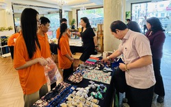 TPHCM: Tranh sơn dầu, hoa đất của trẻ em có hoàn cảnh đặc biệt hút người mua