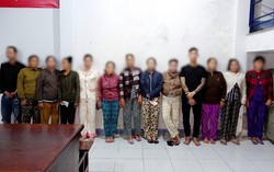 Bắt quả tang 11 phụ nữ đang "sát phạt" trên chiếu bạc