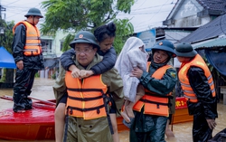 Nước lũ dâng cao, 32 phường, xã ở Huế ngập sâu, 8 xã miền núi bị cô lập