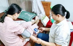 Lào Cai: Cô đỡ thôn bản mang thông tin đến với người dân