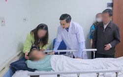 Thứ trưởng Bộ Y tế thăm bệnh nhân được ông "mở đường" đưa đi cấp cứu kịp thời