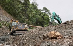 Quảng Ngãi: Đèo Lò Xo sạt lở nghiêm trọng, khoảng 70 người mắc kẹt giữa đèo