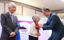 Vợ chồng nhà khoa học Việt kiều nhận Huân chương cao quý nhất nước Pháp