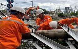Khắc phục mạng lưới điện cho hàng triệu người dân sau bão Bualoi