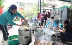 Hội LHPN TP Huế nấu hơn 11.000 suất cơm hỗ trợ người dân vùng ngập lụt