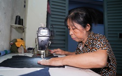 Người phụ nữ may găng tay thoát nghèo và dựng nhà mới nhờ vốn chính sách