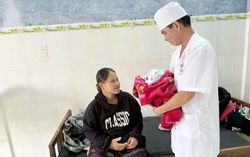 Quảng Trị: Quân y Biên phòng hỗ trợ sản phụ sinh con trong mưa lũ