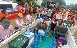 Những chiếc bánh chưng giúp ấm lòng người dân vùng lũ tại Đà Nẵng