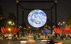 Mô hình Trái Đất “bay” giữa không gian Hồ Tây thu hút giới trẻ Hà Nội