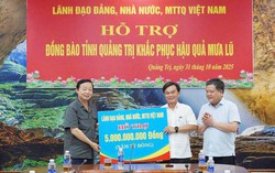 Phó Thủ tướng Trần Hồng Hà trao quà hỗ trợ tỉnh Quảng Trị khắc phục hậu quả mưa lũ