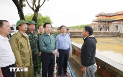 Phó Thủ tướng Mai Văn Chính kiểm tra tình hình ngập lụt tại Đại Nội Huế