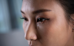 Con trở thành "bờ vai" gánh nước mắt của mẹ