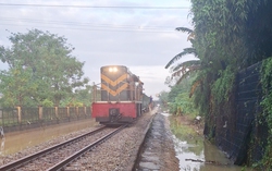 Thông tuyến đường sắt Bắc-Nam qua Huế sau nhiều ngày bị chia cắt bởi mưa lũ