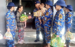 Đà Nẵng: Vùng 3 Hải quân sẻ chia khó khăn với người dân vùng lũ La Châu
