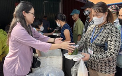 Những suất cơm chan chứa lòng yêu thương từ Bệnh viện K