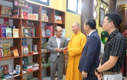 Tủ sách ở Vientiane: Nuôi dưỡng tình yêu văn hóa Việt Nam trên đất Lào