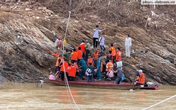 Nghệ An: Cầu sập, hơn 200 học sinh vượt suối đến trường sau bão sẽ được ăn ngủ tại trường cả tuần