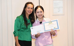 Nhà văn Isabelle Muller trao học bổng cho 18 học sinh, sinh viên khó khăn ở Tuyên Quang