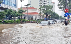 Sau mưa lớn, nhiều tuyến phố ở Hà Nội lại chìm trong nước