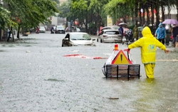 Bắc Bộ và Thanh Hóa tiếp tục mưa to, Hà Nội cảnh báo ngập lụt nhiều tuyến phố