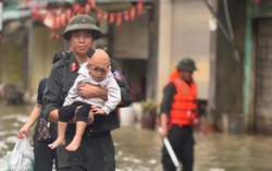 Công an Tuyên Quang xung kích hỗ trợ người dân trong bão lũ