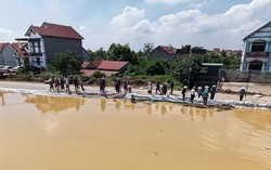 Hà Nội khẩn trương khắc phục sự cố nước tràn mặt đê hữu Cầu ở xã Đa Phúc